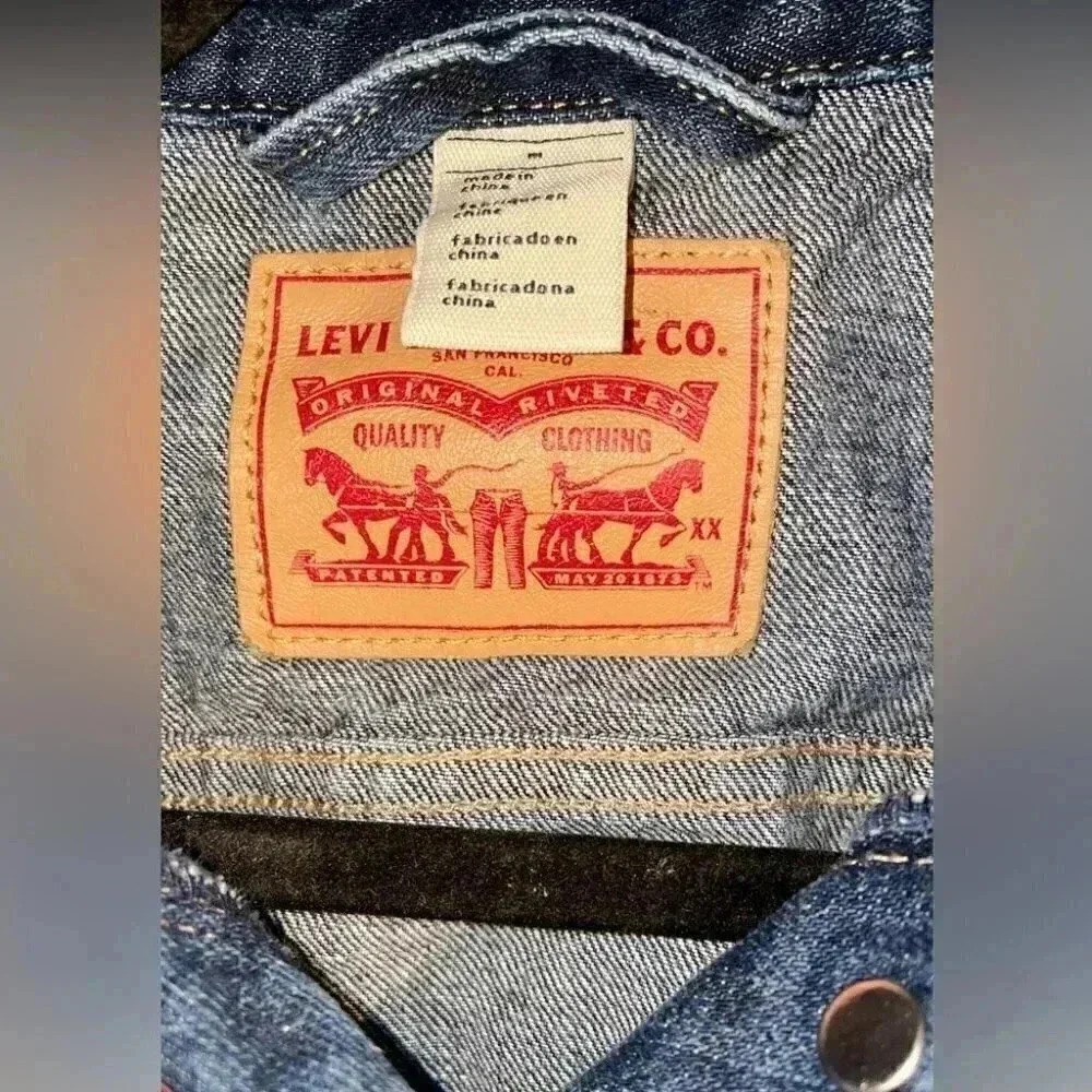 Levi’s classic cropped stylish snap button long s… - image 4